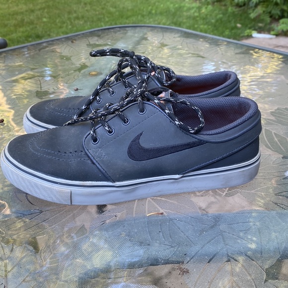 Nike SB - Stefan Janoski, Boys Size 5. - Picture 2 of 4